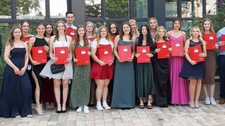 Die Absolventinnen und Absolventen des Berufskollegs Gesundheit und Pflege II mit Klassenlehrer Christian Schäfer (links) und Abteilungsleiterin Britta Schwarzlose (rechts).