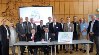 Viele Beteiligte, ein Ziel: Anfang der Wochen haben Christoph Schauder (links), Landrat des Main-Tauber-Kreises, und Dr. Achim Brötel, Landrat des Neckar-Odenwald-Kreises, eine Vereinbarung zur Gründung eines Weiterbildungsverbunds für Psychiatrie und Psychotherapie unterschrieben.