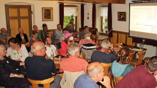 Sehr gut besucht war die Vortragsveranstaltung der Creglinger Bund-Ortsgruppe. Yassin Cherid (rechts) vom Dialogforum Energiewende und Naturschutz sprach über Interessenskonflikte zwischen Energiewende und Artenschutz.
