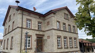 Ortsbildprägend und denkmalgeschützt: die Schule in Merchingen. Doch sie bietet nicht mehr genügend Platz für alle Schüler.