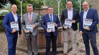 „Spotlight“ porträtiert Unternehmen, die zum wirtschaftlichen Erfolg der Region Odenwald-Tauber beitragen. Darüber freuen sich (von links) Jochen Eichelmann (FN-Geschäftsführer), Dr. Achim Brötel (Landrat Neckar-Odenwald-Kreis), Christoph Schauder (Landrat Main-Tauber-Kreis), Jörg Ernstberger (Südwestmetall) und Fabian Greulich (FN-Chefredakteur).