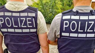 Kripobeamte waren bis in den Freitagabend hinein in Unterbalbach im angrenzenden Wohngebiet von Haus zu Haus unterwegs, um die Bewohner nach möglichen Hinweisen für die wahrscheinliche Tat zu befragen.