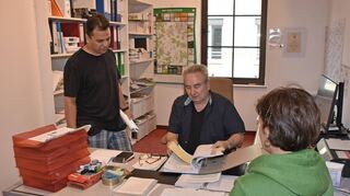 Horst Hoffmann (Mitte) sitzt jeden Tag im neuen Büro des „Arbeitskreises Asyl“. Er ist froh über jede Unterstützung, denn Arbeit gibt es reichlich.