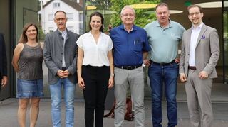 Dr. Klaus Innig (Dritter von links) und Dr. Ana Maria Mateescu (Mitte) mit (von links) dem Hausoberen Michael Raditsch, der stellvertretenden Pflegedirektorin Julia Kospach, dem Ärztlichen Direktor Dr. Mathias Jähnel, dem Vorsitzenden der Kreisärzteschaft Dr. Sebastian Gerstenkorn und dem stellvertretenden Kaufmännischen Direktor Jeremia Berschauer.
