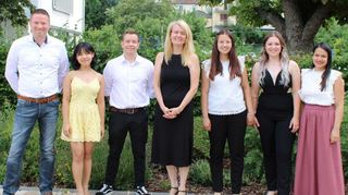 Die Absolventinnen und Absolventen der generalistischen Pflegeausbildung (von links): Ulrich Begemann, Nikita GC, Simon Herold, Anke Müller (Klassenlehrerin), Julia Kugelmann, Selina Gerneth und Laura Maria Ordonez Villanueva.