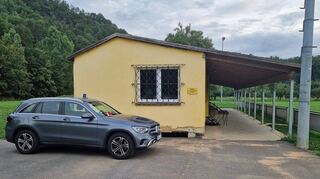 Der Tatort liegt direkt neben dem Vereinsheim am alten Sportplatz in Unterbalbach. Am Montagmorgen war die Tauberbischofsheimer Kriminalpolizei erneut vor Ort. Zum einen suchten Beamte die Gegend nach weiteren Spuren ab, zum anderen wurden Radler und Fußgänger, die den direkt vorbeiführenden Radweg nutzen, zu möglichen Beobachtungen befragt.
