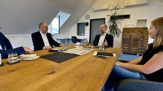 Im großen Redaktionsgespräch im Frankoniahaus in Tauberbischofsheim stellte sich Hardheims Bürgermeister Stefan Grimm (Zweiter von rechts) den Fragen von Redakteurin Maren Greß, Reporterchef Michael Fürst (links) und Chefredakteur Fabian Greulich.