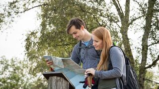 Beim Wandern ist es wichtig, eine Karte zu nutzen, um sich zu orientieren und die Route zu planen.