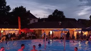 Das Mondscheinschwimmen im Boxberger Umpfertalbad erfreute sich erneut großer Beliebtheit.
