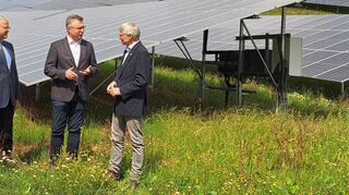 Der Seckacher Bürgermeister Thomas Ludwig (links), Landrat Dr. Achim Brötel (Mitte) und Dr. Georg Müller, Vorstandsvorsitzender der MVV Energie AG, im Gespräch vor dem Solarpark.
