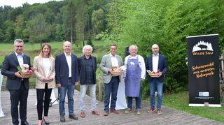 Der offizielle Startschuss für das neue Projekt „Wilde Sau“ des Naturparks Neckartal-Odenwald fiel am Montag in der „Wohlfahrtsmühle“ in Hardheim. Mit dabei waren unter anderem Landrat Dr. Achim Brötel (links), Hardheims Bürgermeister Stefan Grimm (rechts) und Minister Peter Hauk (Dritter von rechts).
