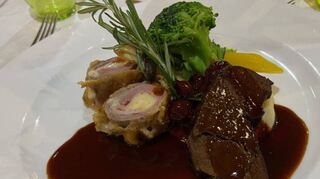 Wie lecker ein Wildschweingericht sein kann, bewies Armin Münster: Zum Hauptgang servierte er Brasato und Cordon bleu vom Wildschwein mit Pfefferkirschen auf Kartoffel-Sellerie-Püree.