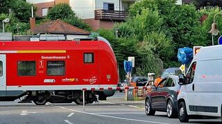 Die langen Wartezeiten an vier Bahnübergängen, hier jener in Grünsfeld, sind von Verkehrsteilnehmern und Fußgängern vorerst in Kauf zu nehmen.
