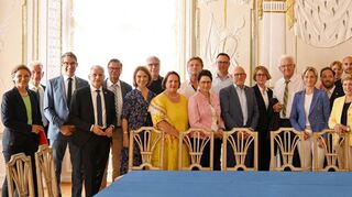 Beim Treffen mit der Landesregierung hatten Oberbürgermeister Udo Glatthaar (Vierter von rechts), DHBW-Präsidentin Prof. Dr. Martina Klärle (links), der Beiratsvorsitzende des DHBW-Campus Bad Mergentheim, Dr. Manfred Wittenstein (Zweiter von links), und Landrat Christoph Schauder (nicht im Bild) vor Ort die Gelegenheit, ihr Anliegen Ministerpräsident Winfried Kretschmann (Mitte) und seinem Kabinett vorzustellen.