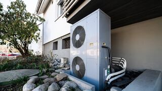 Die Lüftungsanlage einer Wärmepumpe steht vor einem Wohnhaus. Auch im Main-Tauber-Kreis wird sie nach Expertenmeinung eine zentrale Rolle spielen.