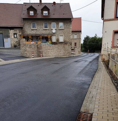 Die Ortsdurchfahrt der L 511 (Wittigostraße im Bereich der ehemaligen Dorfmühle) in Unterwittighausen präsentiert sich nach erfolgten und fertiggestellten Ausbaumaßnahmen in neuem Glanz.