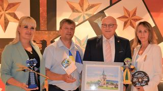 Freundschaftlicher Austausch: OB Udo Glatthaar empfing im Neuen Rathaus die ukrainischen Gäste aus Schabo (von links) Iryna Smohla, Pavlo Pavlenko und Liliia Skalozub. Sie brachten Zeichen der europäischen Verbundenheit und kleine Gastgeschenke mit, darunter ein Bild der charakteristischen Kirche des Ortes.