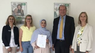 Das Bild zeigt (von links): Magdalena Rothengast, AOK-Koordinatorin „Prävention in Lebenswelten“, Kerstin Lanig, Abteilungsleitung Schule, Preisträgerin Fatbarda Shala, Wolfgang Herz, Leiter AOK-Kundencenter, und Schulleiterin Anke Mund.
