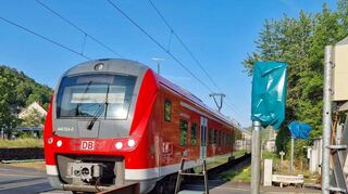 Wieder einmal sind die Schranken in Grünsfeld für eine längere Zeit geschlossen (linkes Bild) – auf beiden Seiten der Querung stauen sich schnell Autos, Lkw, Busse und Zweiräder. Der Hinweis „Halt“ dürfte indes mindestens noch ein gutes halbes Jahr an den Übergängen deutlich sichtbar positioniert bleiben, um auf den momentanen Zustand aufmerksam zu machen.