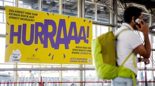 Dieses Plakat des baden-württembergischen Kultusministeriums am Stuttgarter Flughafen sorgt nicht nur in Lehrerkreisen für Unmut.
