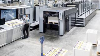 Eine Maschine für den Bogenoffsetdruck.