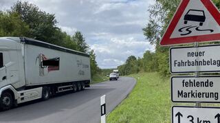 Freie Fahrt herrscht wieder auf der Landstraße 519 zwischen Buchen und Bödigheim (links). Entlang der Straße zwischen Hollerbach und Oberneudorf gehen die Arbeiten für den neuen Radweg gut voran.