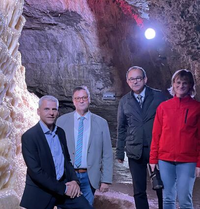 Besuch in der Tropfsteinhöhle mit Staatssekretär Rapp, Minister Hauk, Bürgermeister Burger und Sarah Wörz (von links).