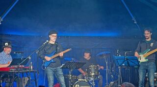George M. Mailer mit Band trat am Mittwochabend auf (links), am Donnerstag gastierte das Fünf-Finger-Theater auf der Pepperoni-Sommerbühne.