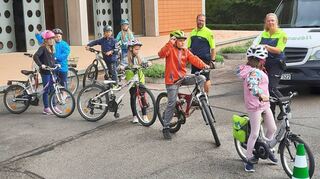 Ganz schön kniffelig war der Fahrradparcours, den Polizisten für die Kinder vorbereitet hatten.
