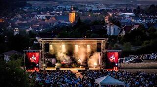 Stimmungsvoll war das „Heimatsound-Konzert“ von Café del mundo im vergangenen Jahr. Am Samstag tritt das Gitarrenduo mit einem Orchester auf.