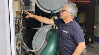 Schwimmmeister Ingo Ortel ist zufrieden. Die neue Wärmepumpe läuft einwandfrei und sorgt für 23,8 Grad warmes Wasser im Sportbecken.