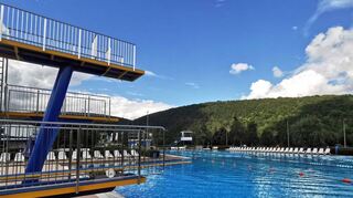 Auch der neue Sprungturm kann nicht locken, wenn die sonnigen Momente rar sind.