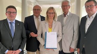 Zur Vertragsunterzeichnung im Residenzschloss Mergentheim kamen (von links) Landrat Christoph Schauder, Oberbürgermeister Udo Glatthaar, Ministerialrätin Juliane Weckerle sowie die Vorstandsmitglieder des Deutschordensmuseumsvereins, Gernot-Uwe Dziallas und Volker Sturm, zusammen.