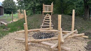 Vier neue Spielgeräte aus naturbelassenem Material befinden sich nun in der Außenanlage des Evangelischen Kindergarten „Arche“ in Rosenberg.