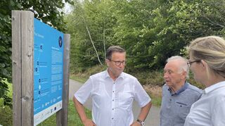 Minister Peter Hauk (links), besuchte mit Hans Slama und Dr. Isabell Arnstein den Mundartweg in Mudau.