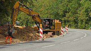 Auf der Landesstraße zum Industriepark Würth – auf den Drillberg hinauf – wird gebaut. Eine neue Lkw-Zufahrt zum Würth-Gelände mit Ampelanlage entsteht an der Abzweigung zur Panzerstraße in den Unterbürgerwald hinein.