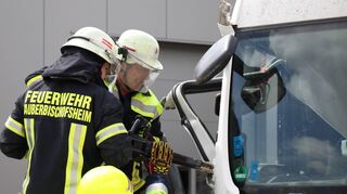 Rettungseinsätze an Lastwagen stellen die Kräfte der Freiwilligen Feuerwehr immer wieder vor Herausforderungen. Üben ist deshalb sehr wichtig.
