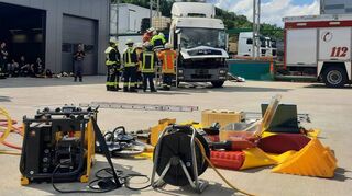 Rund 70 Teilnehmer von Freiwilligen Feuerwehren, DRK-Rettungsdienst und Polizei nahmen an der Fortbildungsveranstaltung „Lkw-Unfälle“ in Grünsfeld teil.