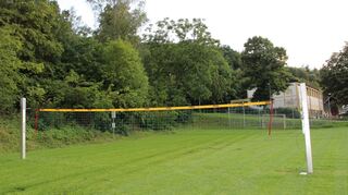 Dank des Engagements der Kembacher Jugend gibt es jetzt ein neues Volleyballfeld in der Ortschaft. Die dahinter befindliche Kembachtalhalle aus den 1970er Jahren muss nach Meinung der Kembacher dringend renoviert werden.