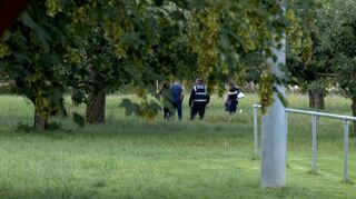 Die Polizei hat akribisch den Tatort am alten Sportplatz in Unterbalbach auf Spuren untersucht