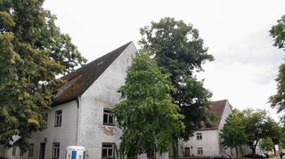 Nur drei der vier Finger kann die Stadt noch verkaufen. Den vierten, Haus Nr 22 direkt am Eingang zur Polizeihochschule, hat das Land bereits erworben.