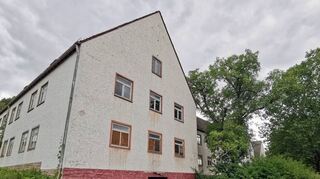 Auch die Rückseite, hier ein Blick von der Johannes-Rau-Straße, sieht nicht viel besser aus.