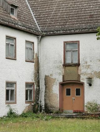 Vernagelte Fenster, abbröckelnder Putz, mit Moos bewachsene Wände und versperrte Zugänge – der Komplex bietet keinen schönen Anblick.