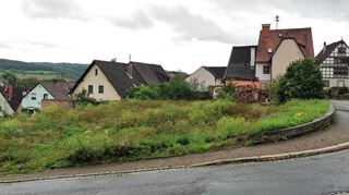 An der Kreuzung Mittlere Dorfstraße und An der Linde sollte eigentlich ein Mehrgenerationenhaus entstehen. Ein Schicksalsschlag verhinderte dies und die Investoren schweigen. 1700 Quadratmeter liegen nun brach.