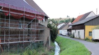 Der Welzbach fließt kanalisiert und in Rohren durch Kembach.