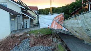 Offensichtlich war nicht der Regen in den vergangenen Tagen die Ursache für diesen kleinen Erdrutsch unterhalb der Blumenstraße in Kembach. Die Stadtverwaltung nennt unsachgemäße Bauarbeiten als Auslöser.