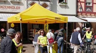 Die von Amnesty International organisierte Radtour für Menschenrechte machte am Donnerstag in Wertheim Station. Dabei informierten die Teilnehmenden viele Menschen über verschiedene Projekte und konnten sie überzeugen, Petitionen mit ihrer Unterschrift zu unterstützen.