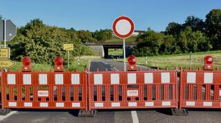 Am Donnerstag Abend wurden die Straßensperrungen errichtet. Die Sanierungsarbeiten auf der L 578 sollen voraussichtlich am 8. September beendet sein.