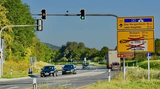 Die 7,5 Kilometer lange Strecke, die sich vom Knotenpunkt B 27/L 578 (Bild) Tauberbischofsheim bis zum Ortseingang Großrinderfeld erstreckt, wird in drei Bauabschnitten unter Vollsperrung der Straße saniert.