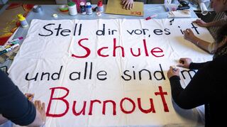 Bei einem Streik der GEW Berlin im Juni forderten Pädagogen unter anderem, dass die Klassengrößen an allgemeinbildenden und berufsbildenden Schulen verbindlich geregelt werden, um die Lehrer zu entlasten.